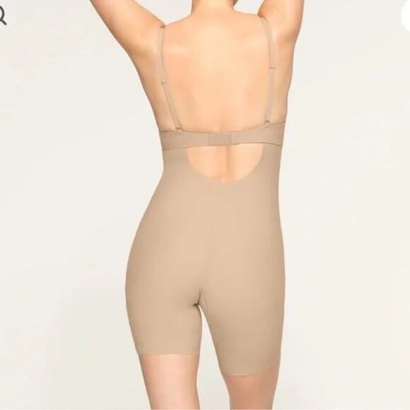 Skims Deep Plunge Shapewear Mid Thigh Bodysuit - M - Picture 3 of 3